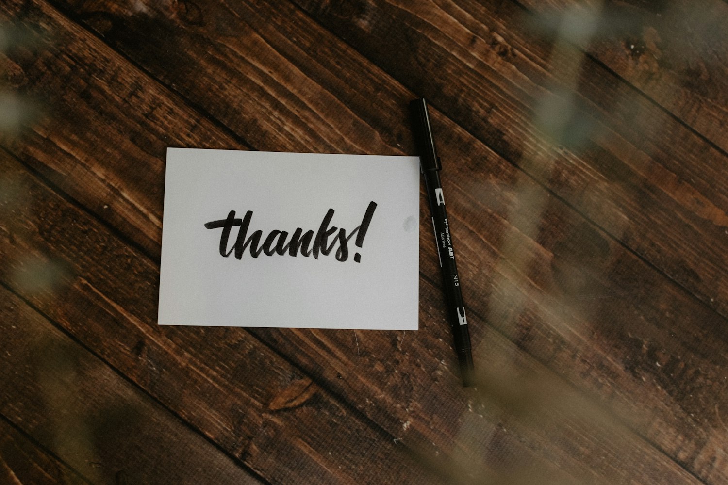 A handwritten thank-you note and pen, a simple way to honor a veteran